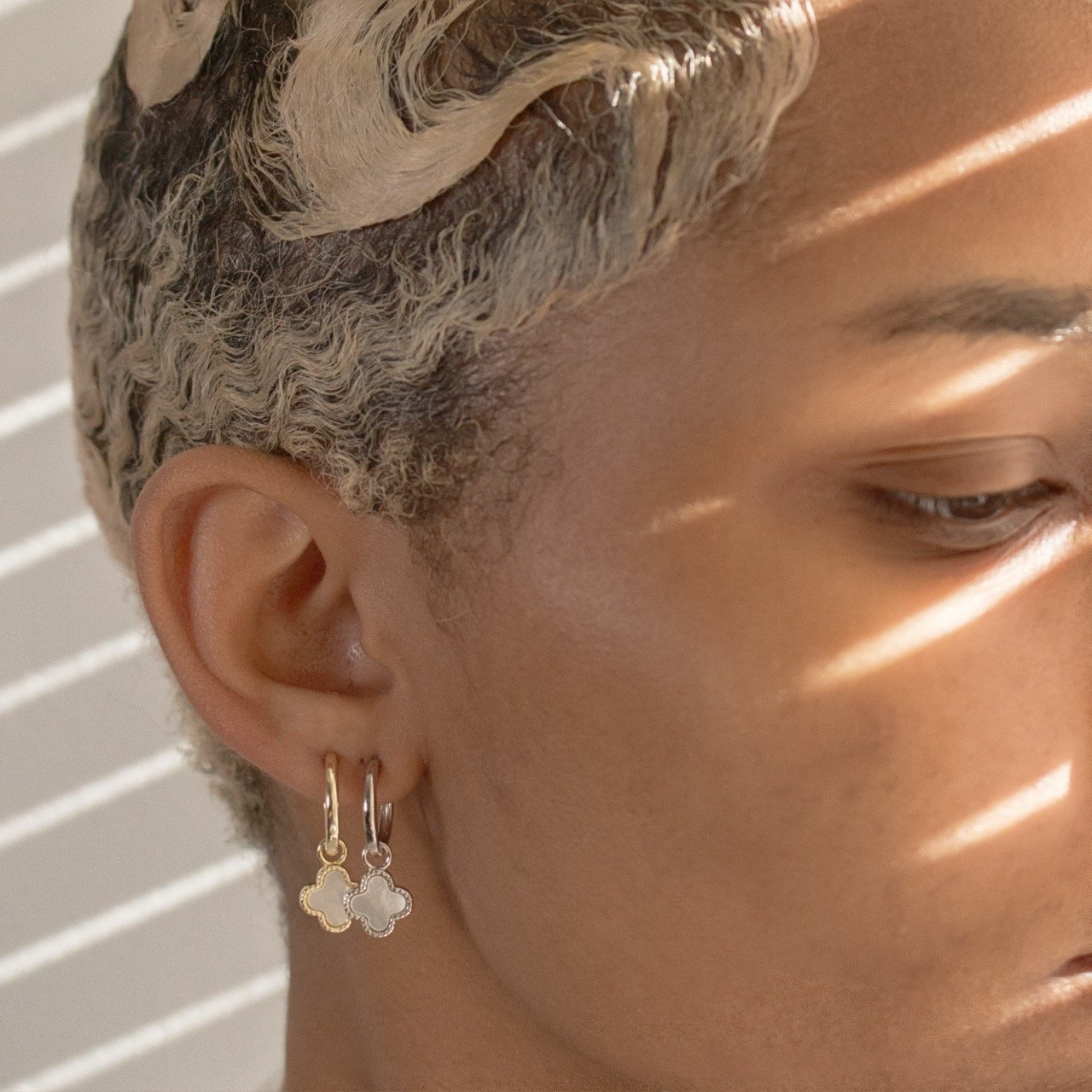 Boucles d’oreilles huggies trèfle